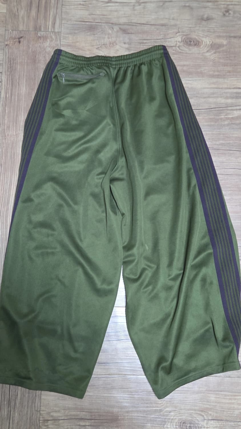 니들스 HD 트랙팬츠 올리브 s팝니다 상품이미지2