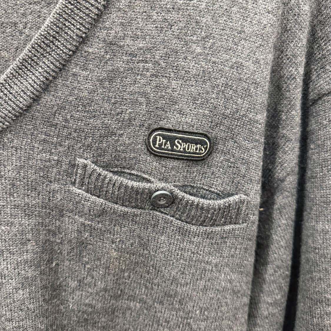 피아스포츠 울 브이넥 니트 포켓 버튼 로고 자수 디테일 차콜 상품이미지6