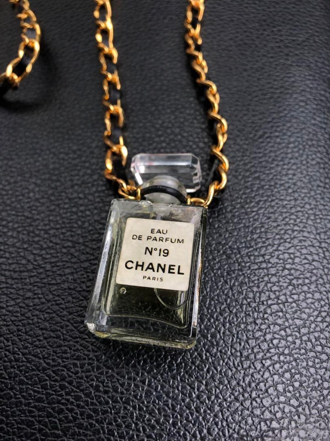 [정품] 샤넬 향수목걸이 샤넬 No.19 오드 퍼퓸 네크리스 상품이미지2
