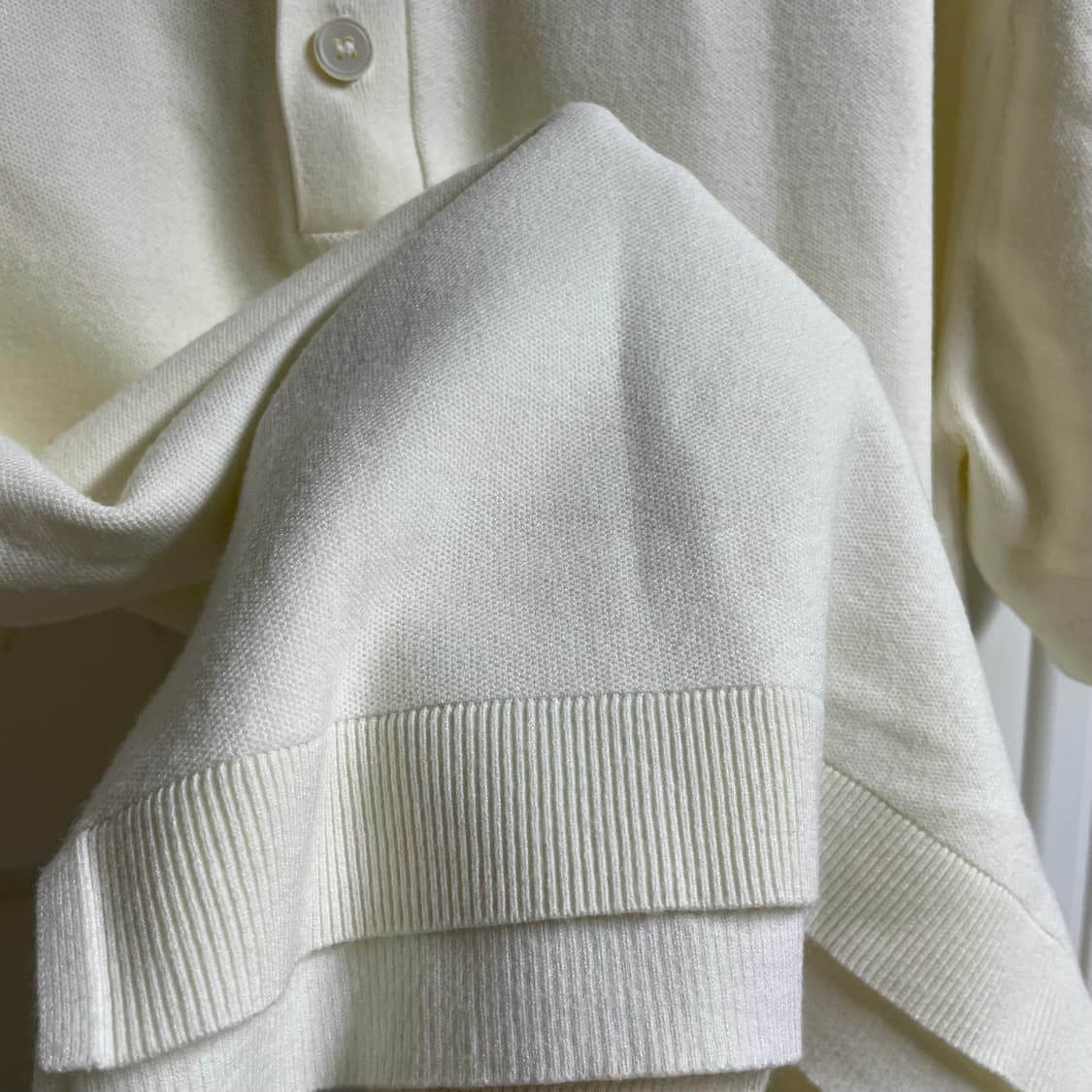 아이보리 색상의 띠어리 반팔 니트 상품이미지6