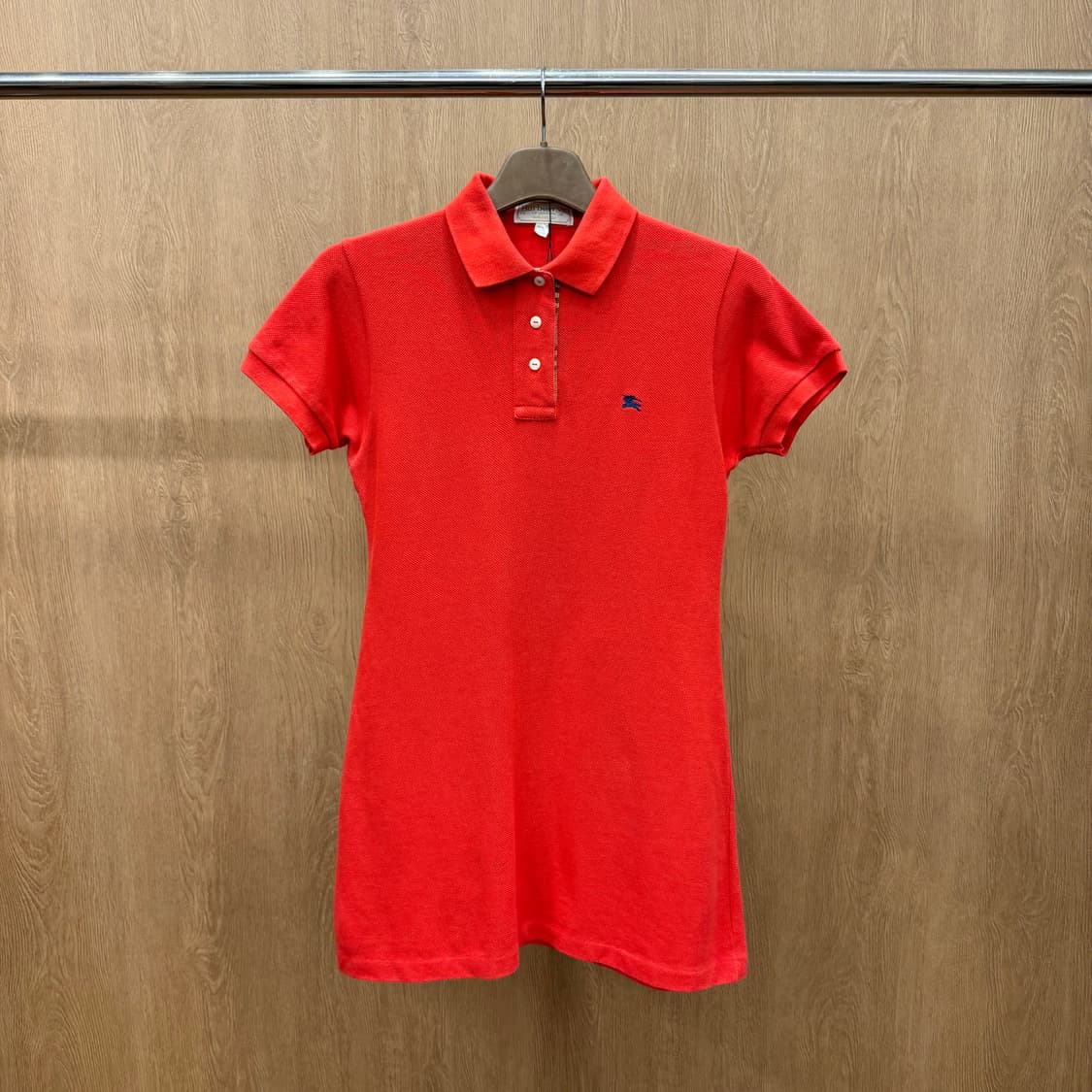 버버리 런던 PK 반팔 카라 원피스 클래식 로고 자수 디테일 레드 상품이미지2