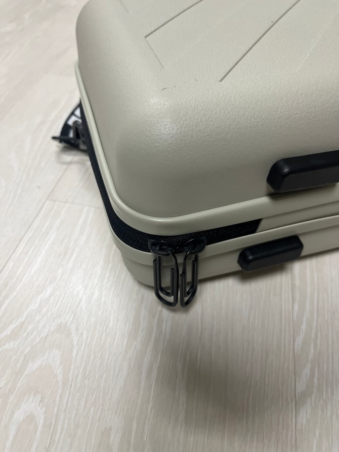 오프화이트x아모레퍼시픽 하드케이스 가방 상품이미지3