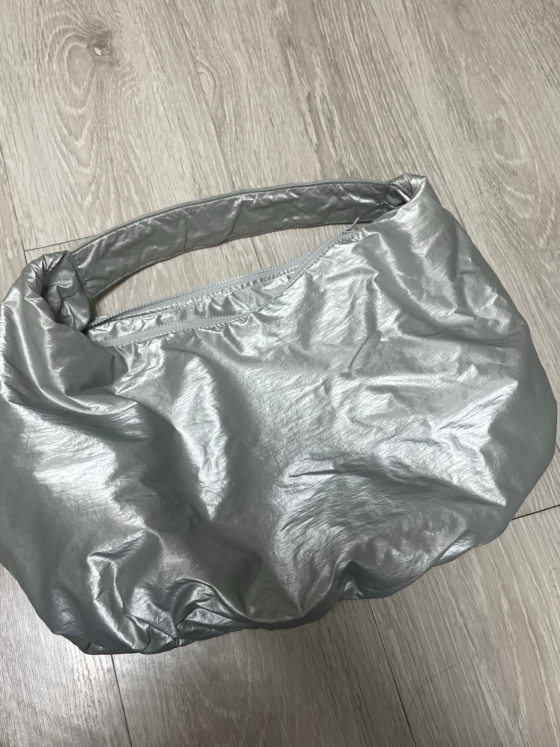 아모멘토 실버 포일 숄더백 상품이미지8