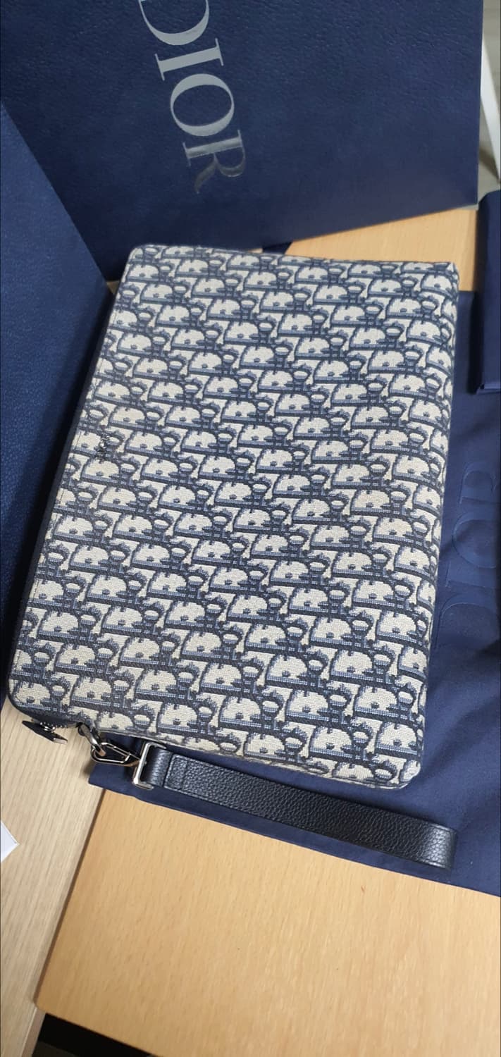 디올 아이패드 A4 파우치백/클러치백 새상품급 정품(영수증O) 상품이미지2
