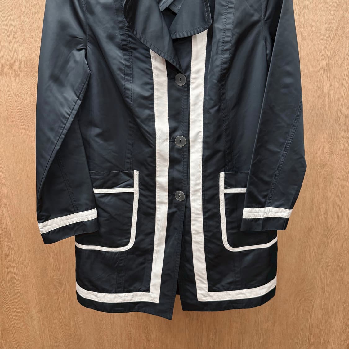 마리아니 코트 배색 파이핑 디테일 싱글 버튼업 디테일 레귤러핏 블랙 상품이미지5