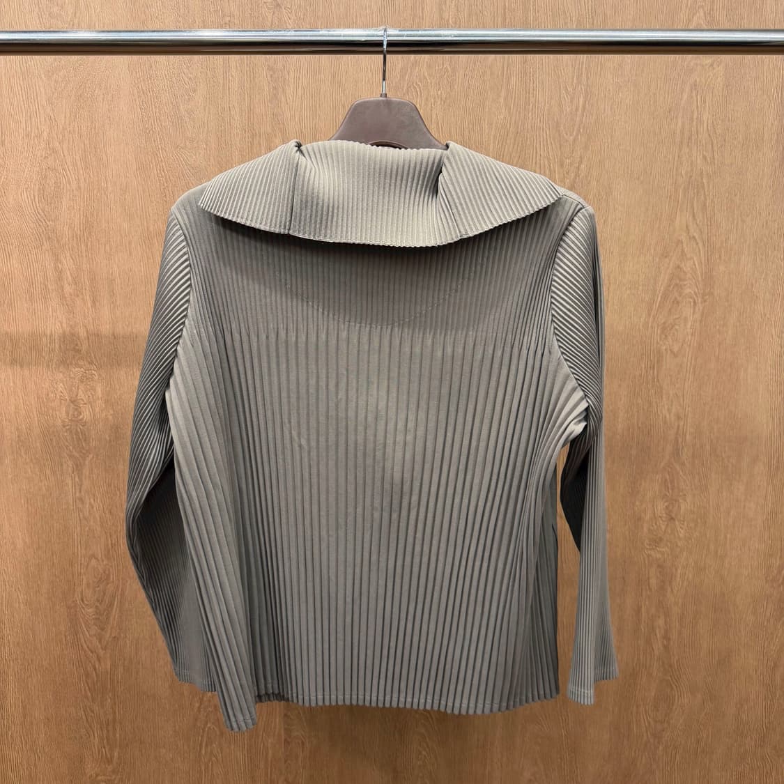 플리츠미 블라우스 가디건 세일러 카라 버티컬 플리츠 디테일 베이지 상품이미지3