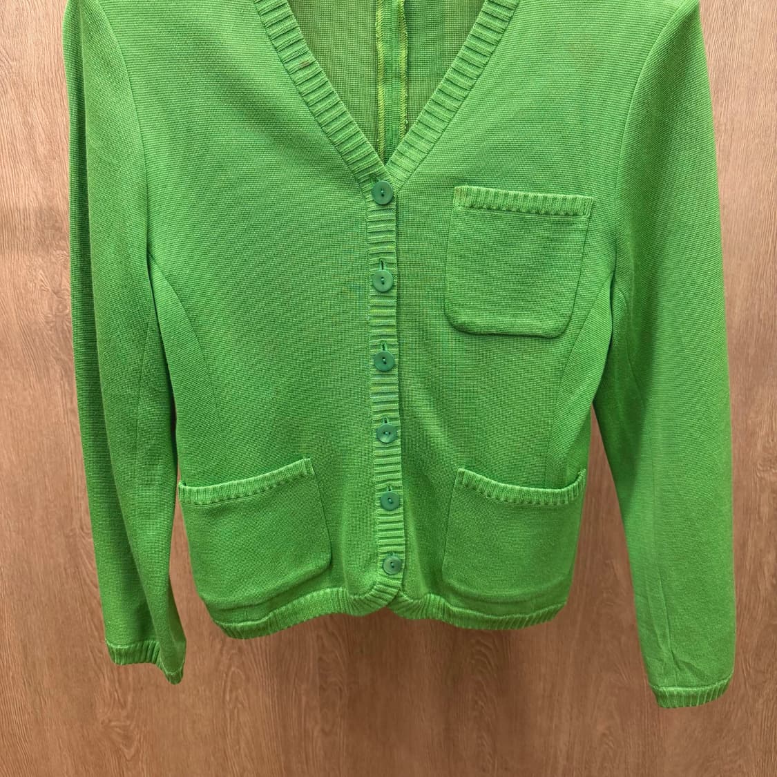 입생로랑 브이넥 니트 가디건 패치 포켓 디테일 레귤러핏 그린 상품이미지5