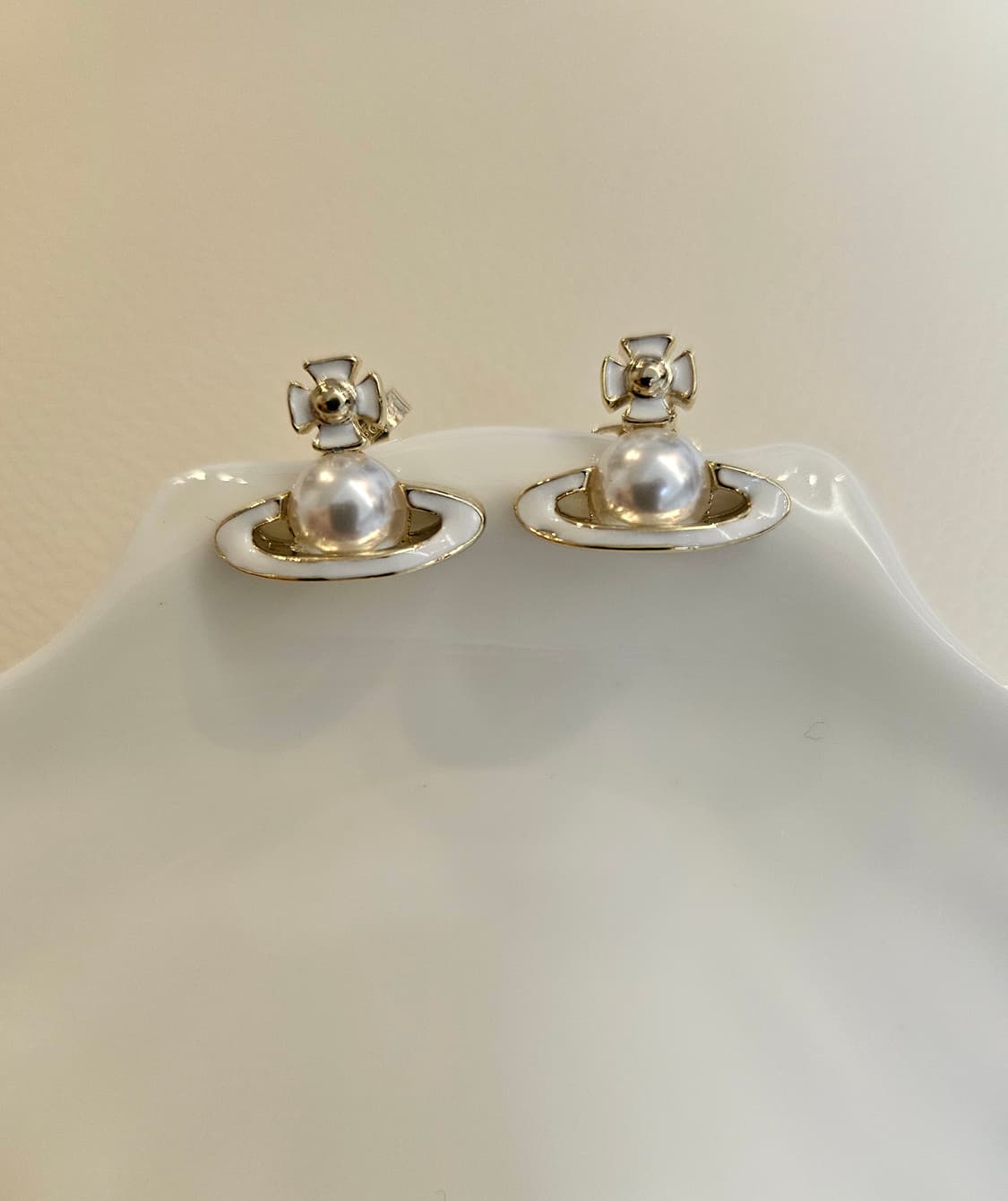 비비안웨스트우드 업사이클링 진주 화이트우주선 귀걸이 상품이미지6