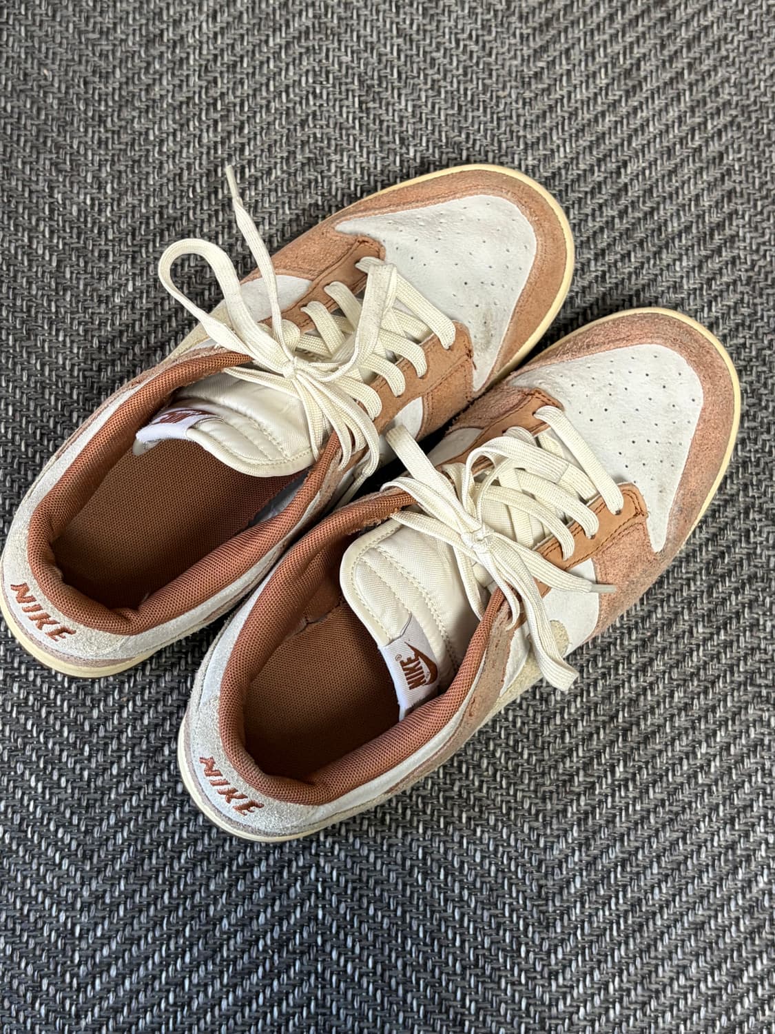 나이키 덩크로우프리미엄 미디움커리 275
 상품이미지1