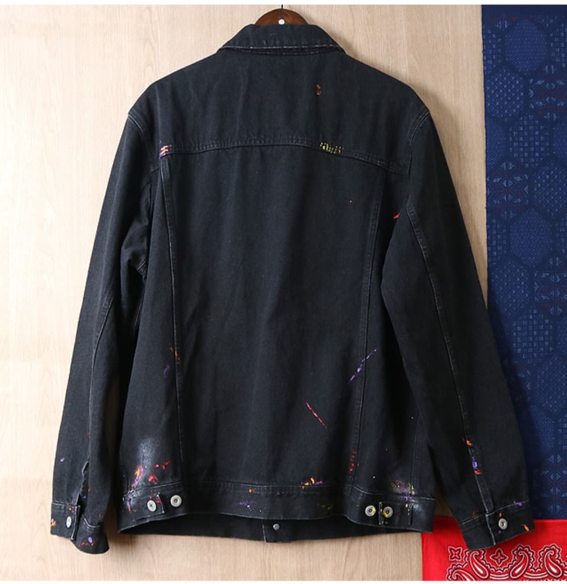 블랙아웃 BLACK OUT 블랙 페인팅 데님 자켓

굿 컨디션 상품이미지5