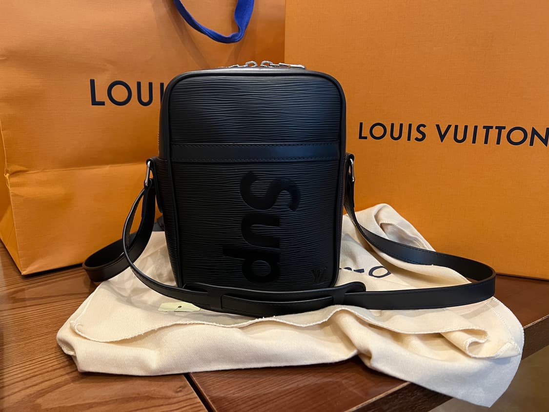 루이비통 슈프림 에피 다뉴브PM 크로스백 블랙 상품이미지1