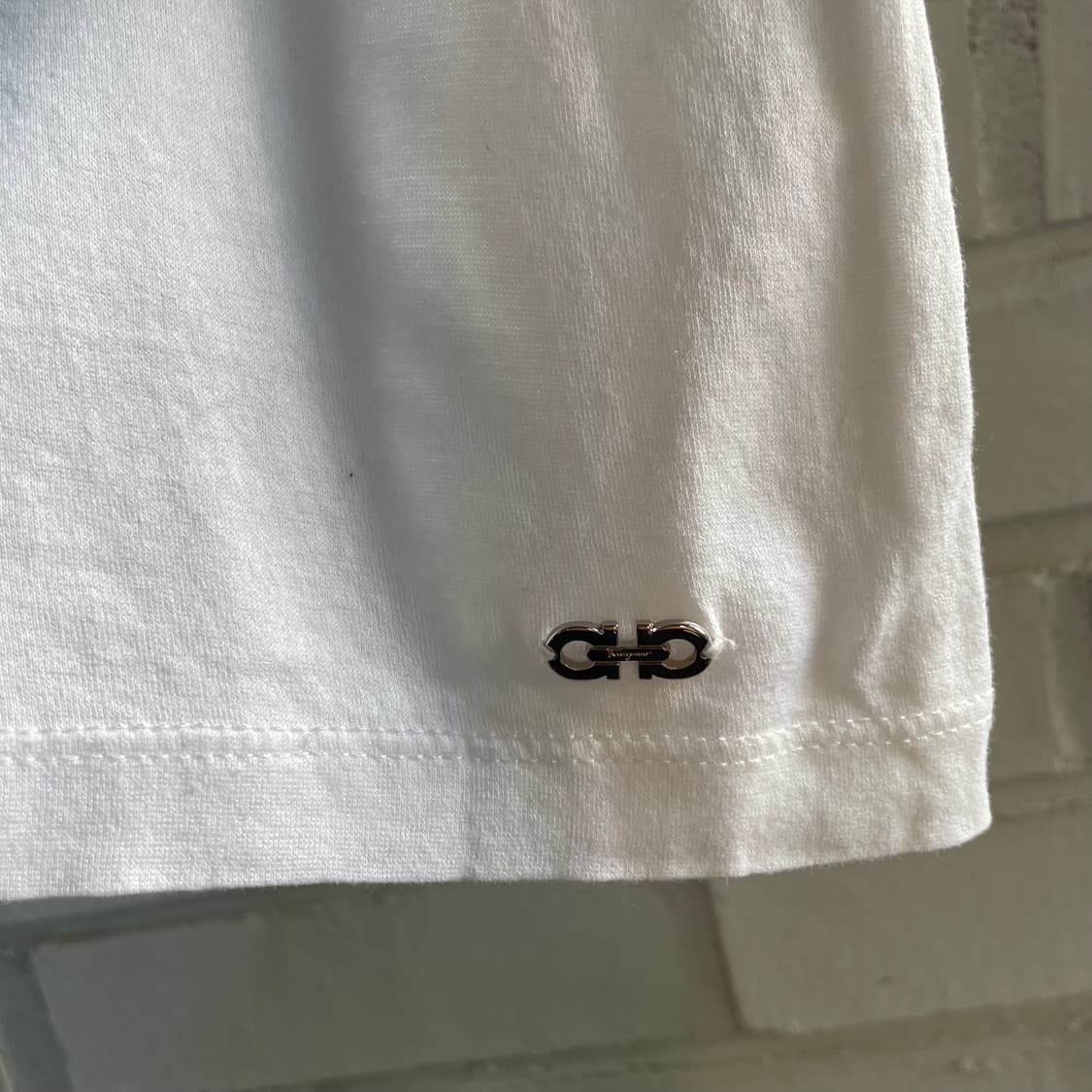 페라가모 화이트 자수 반팔 티셔츠 상품이미지4