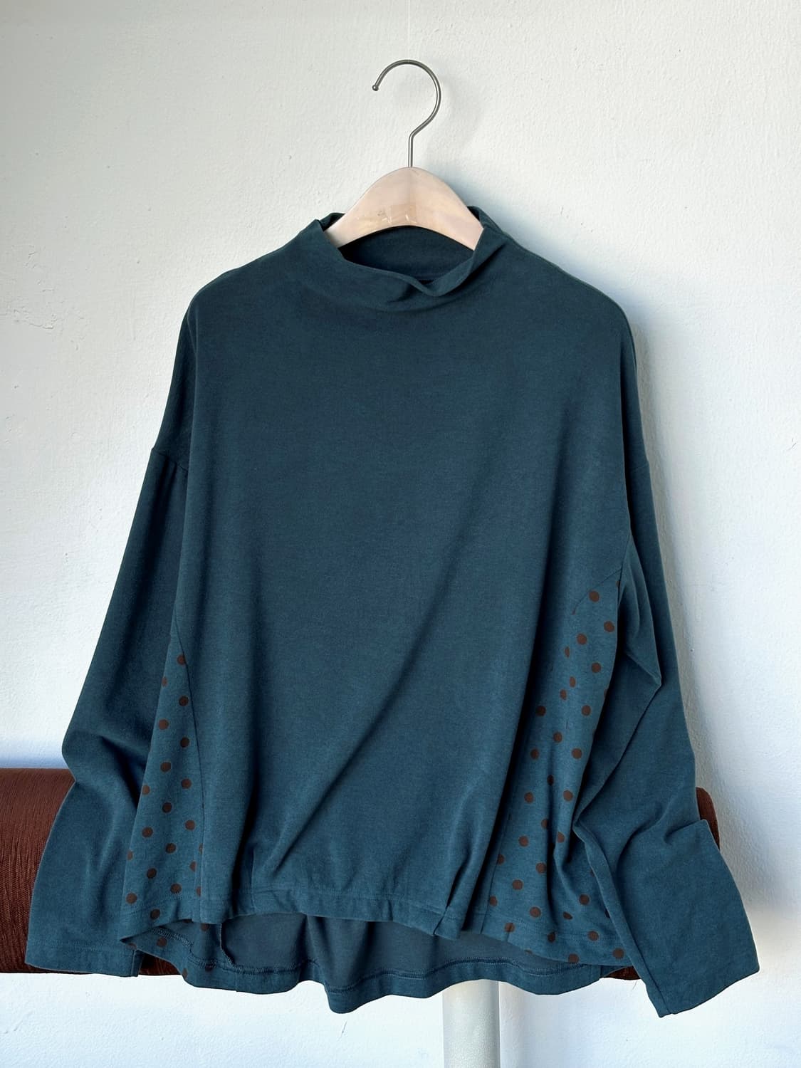 Stretched fabric panel design mock neck  상품이미지1