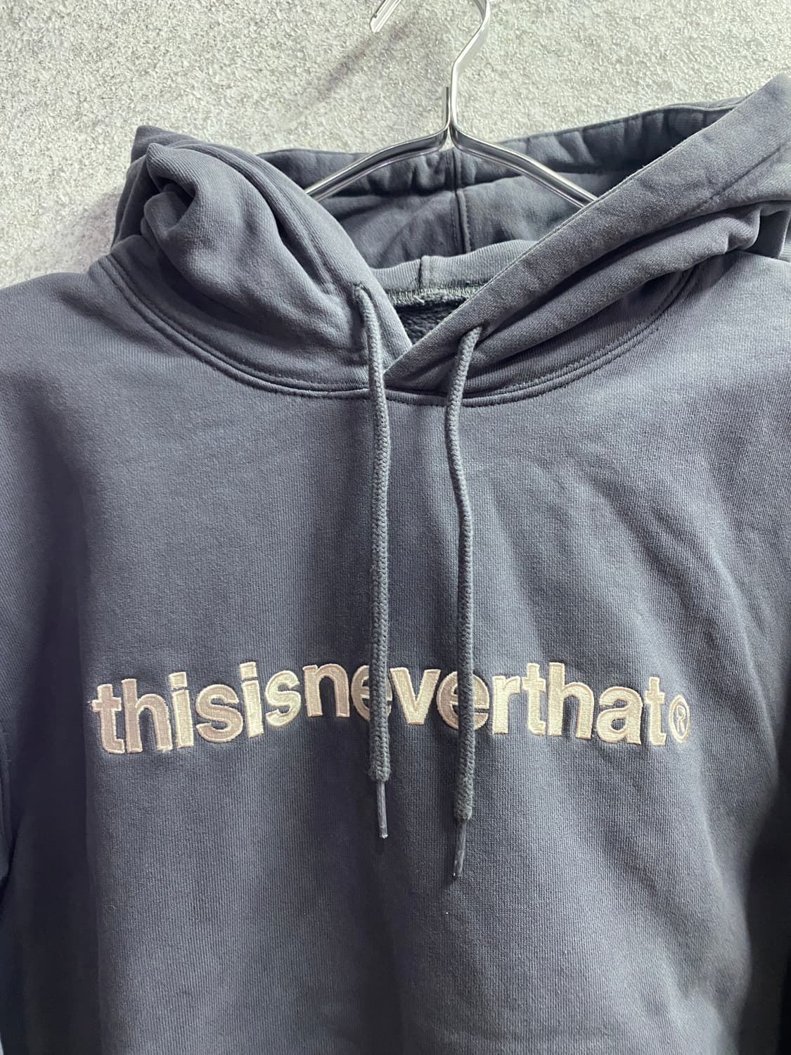 디스이즈네버댓 자수 빅로고 그레이 후드티 B3487  상품이미지3