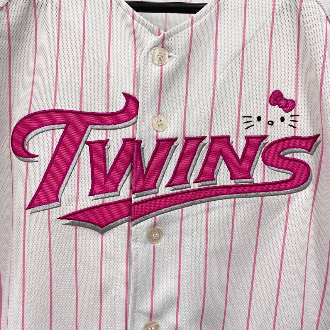 LG트윈스 헬로 키티 노마킹 유니폼 상품이미지4