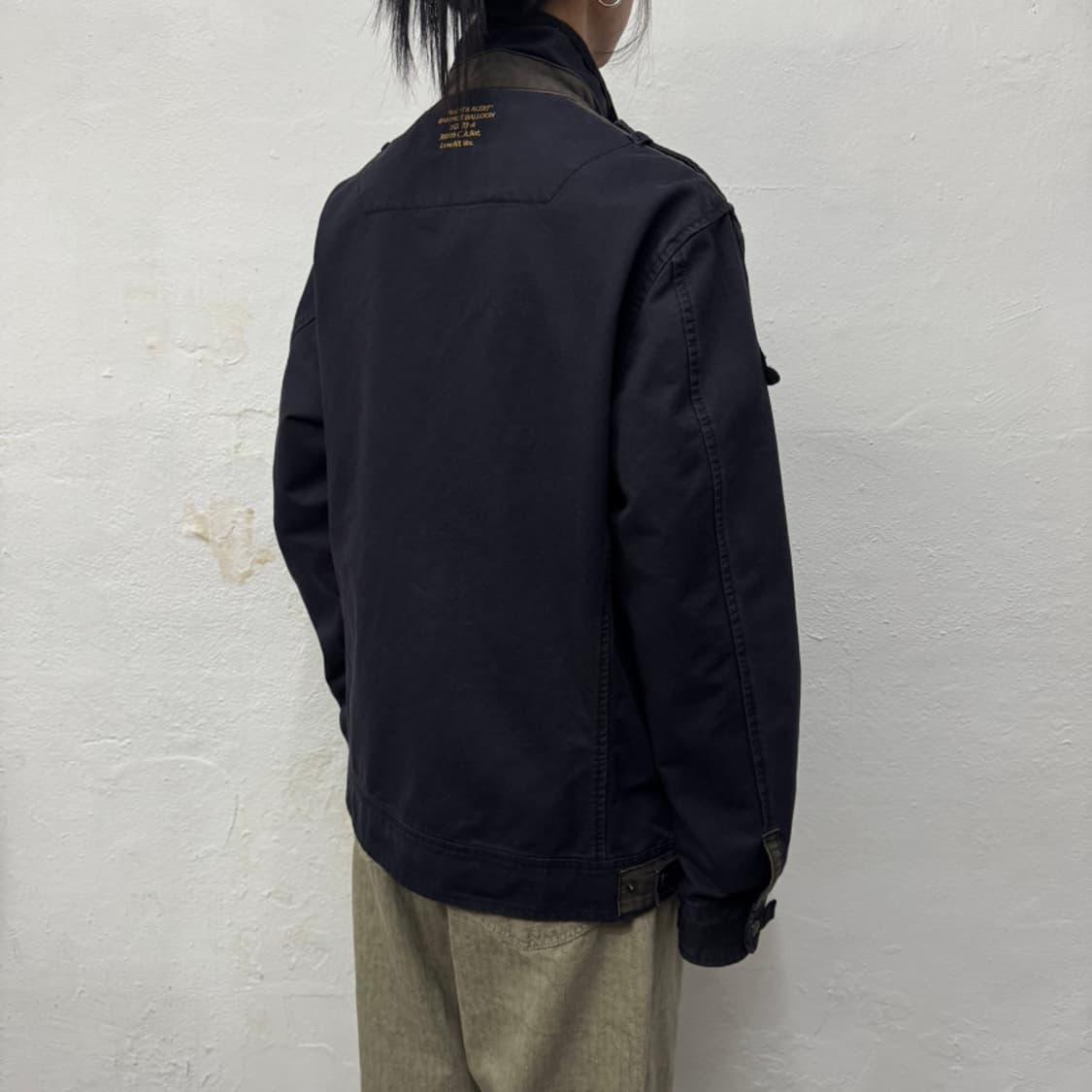 아비렉스(AVIREX) 다크네이비 코튼 스텐실 레터링 하이넥 블루종 자켓 상품이미지2