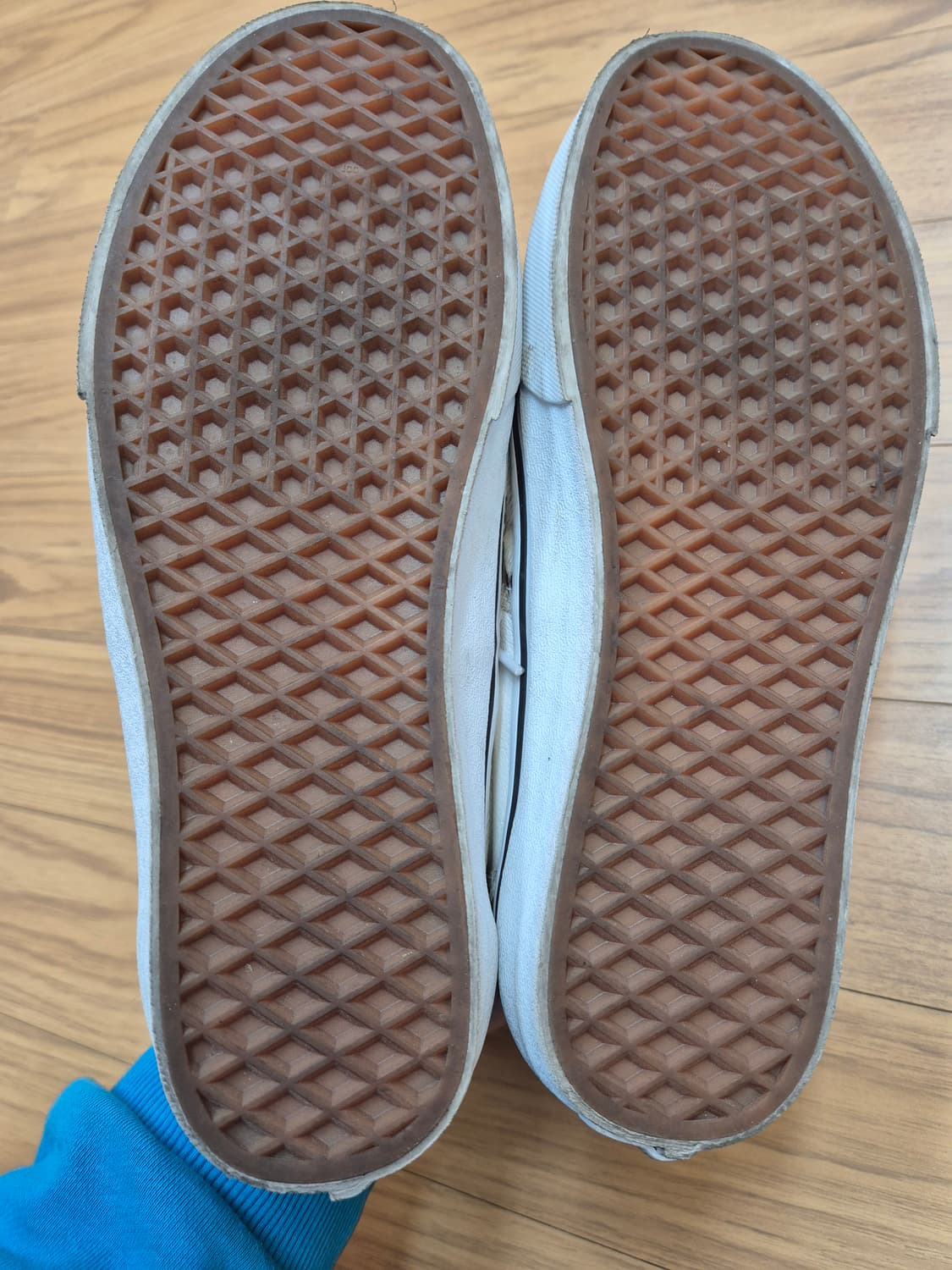 반스 에라 모델 레오파드 패턴 스니커즈입니다. 독특한 송치 소재가 눈에  상품이미지4