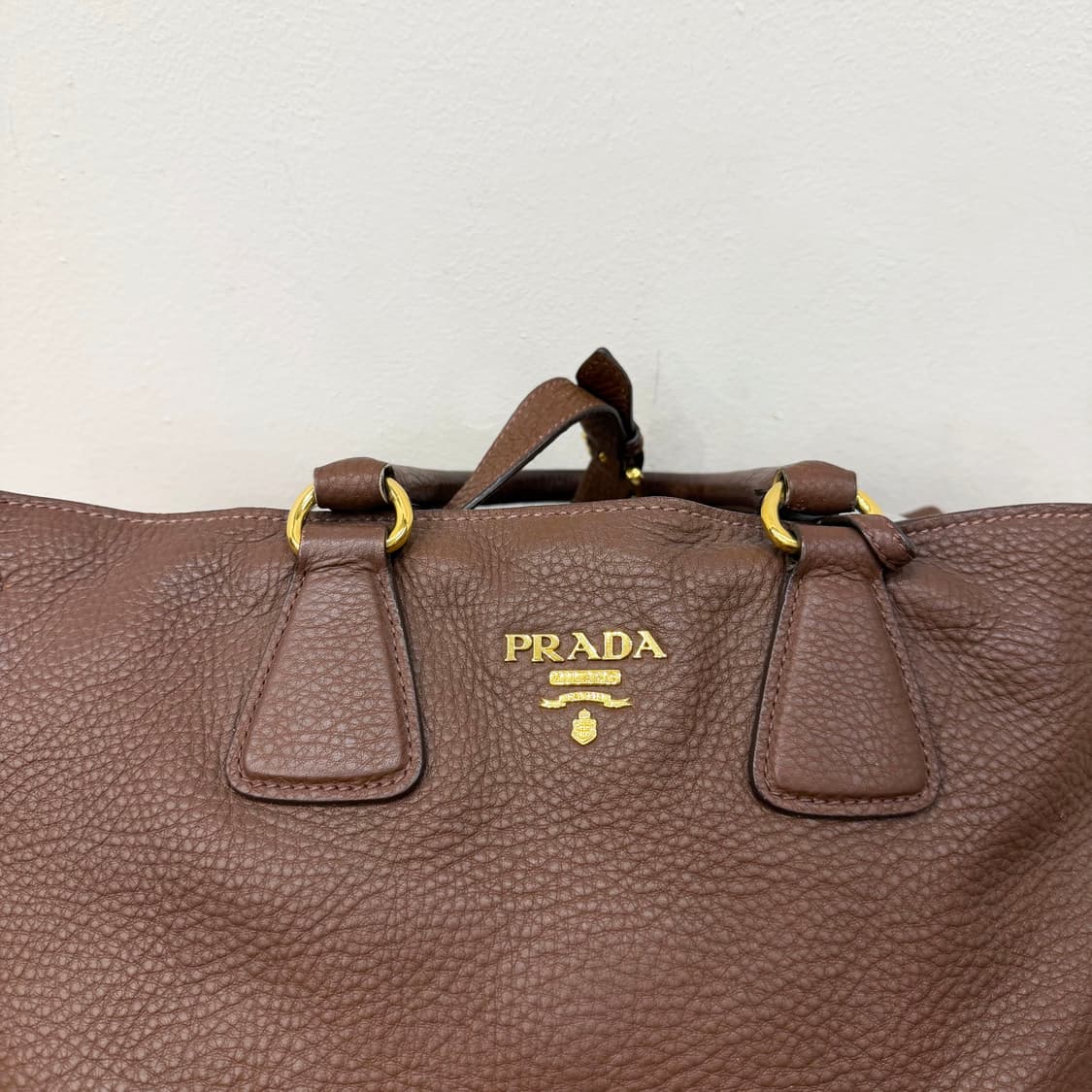 프라다 레더 토트백 골드 로고 더블 핸들 사이드 지퍼 디테일 브라운 상품이미지6