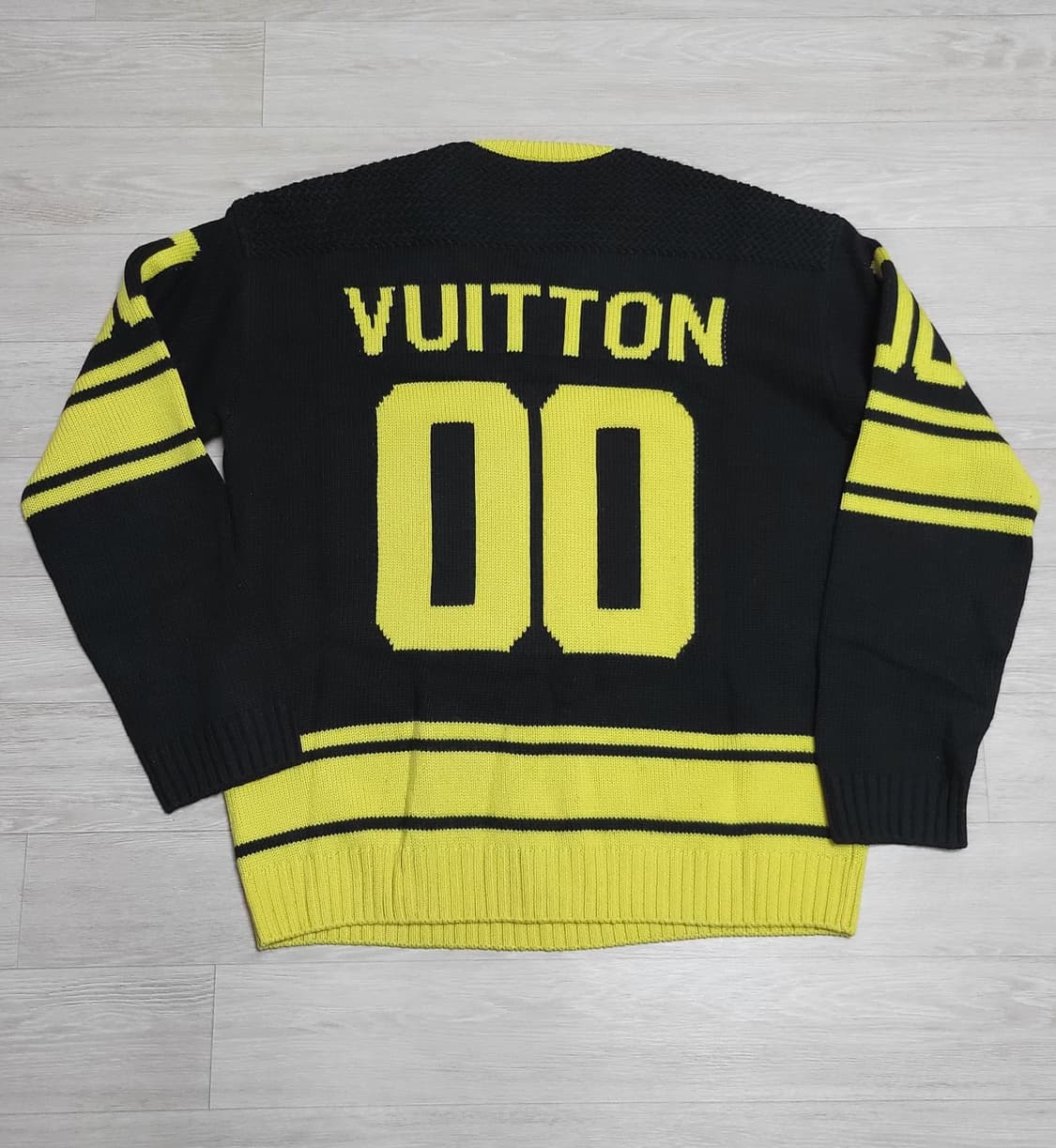 루이비통 인타르시아 풋볼 v넥 니트 bts 상품이미지8