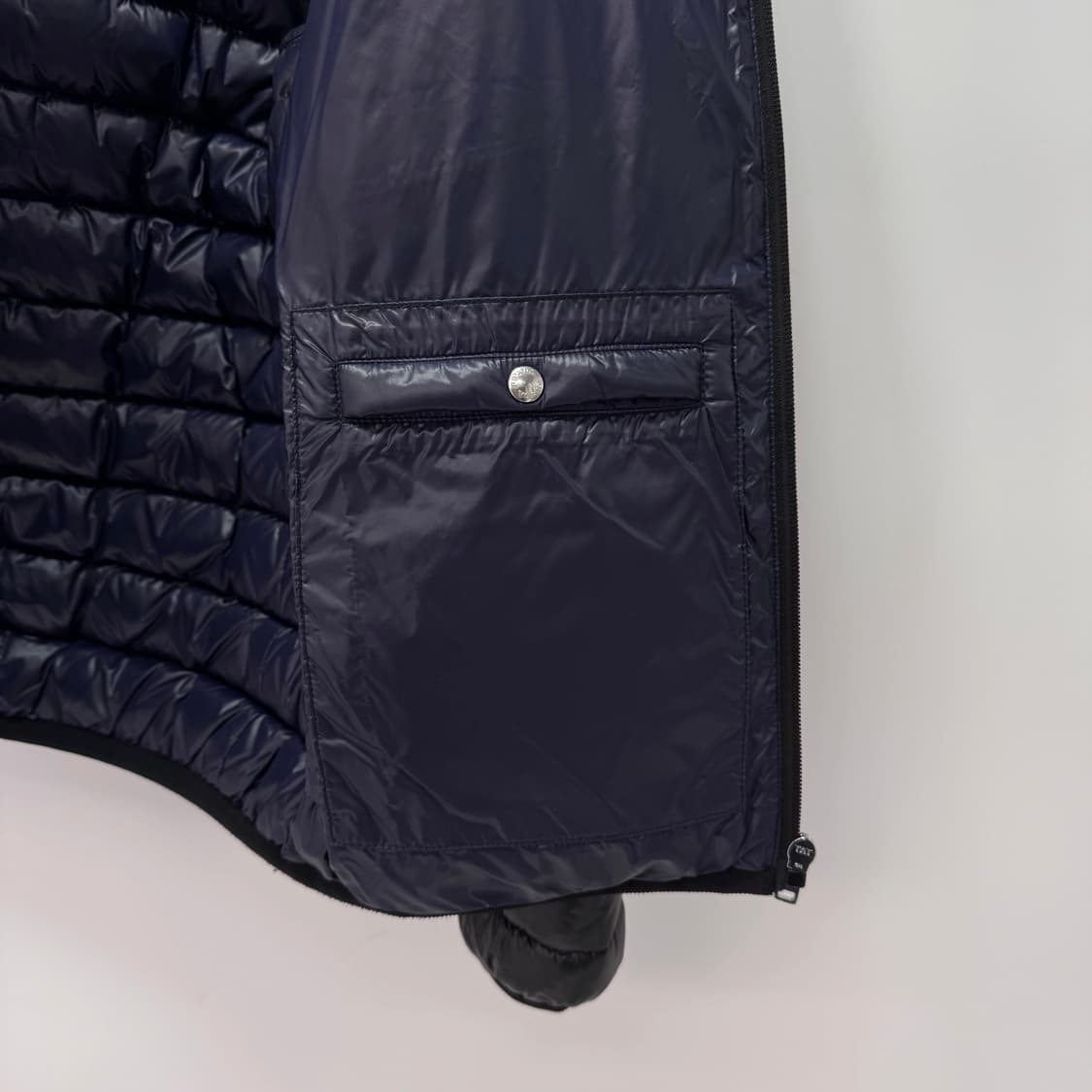 [40사이즈] 프라다 삼각로고 후드 경량패딩 블랙 (292009) 상품이미지8