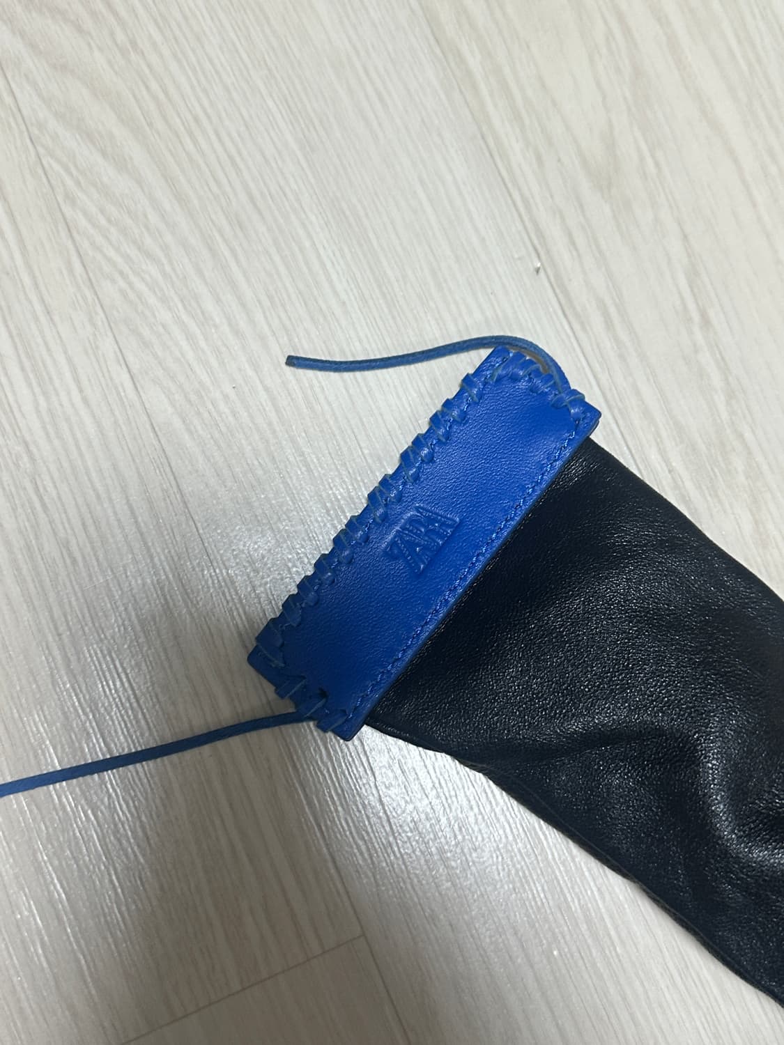 자라 아더에러 매듭 레더 숄더백 신품급 상품이미지4