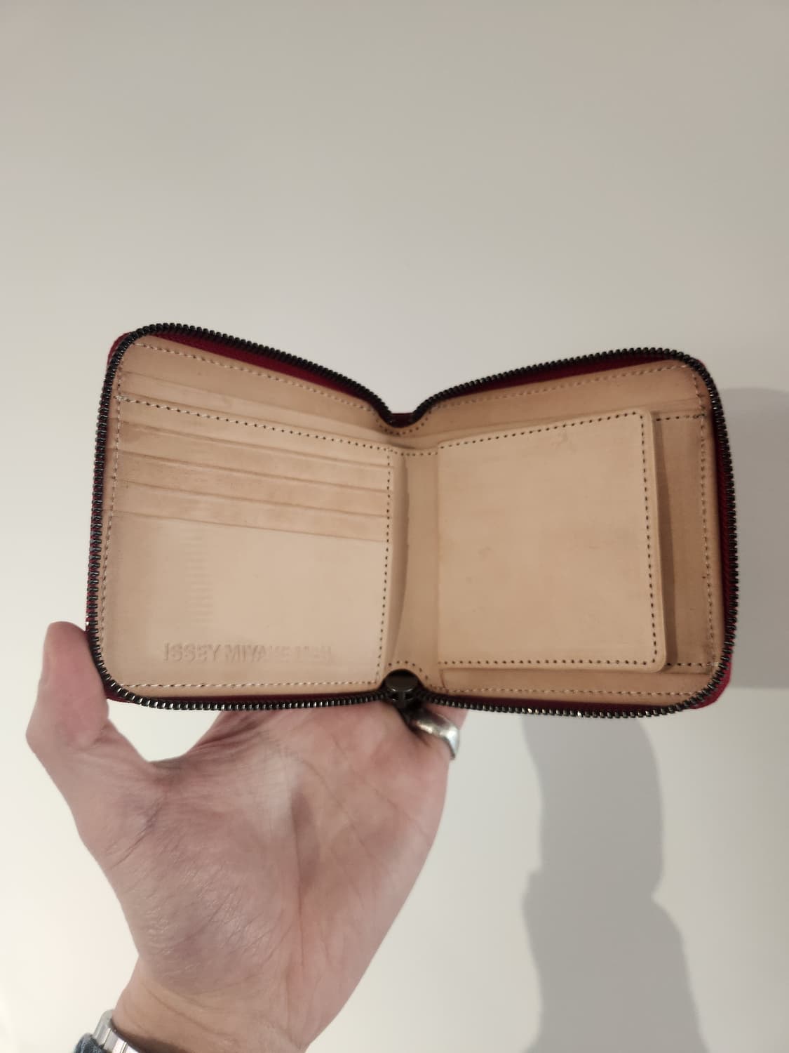 이세이미야케 맨 엠보스드 레더 지갑 상품이미지3