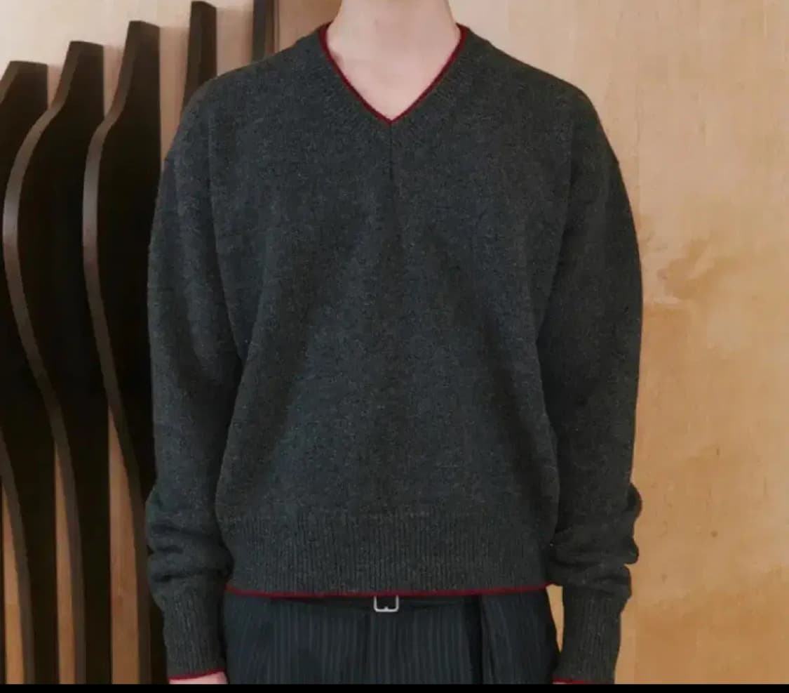 [급처] 웨이비니스 브이넥 니트 상품이미지1