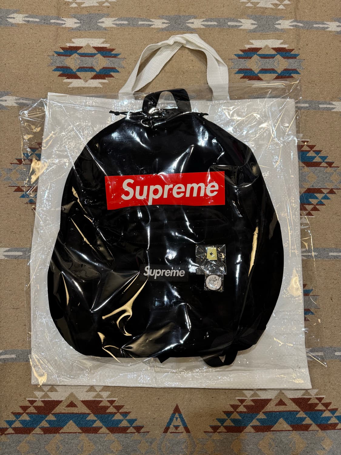 [OS] 슈프림 벨벳 백팩 블랙 25FW 상품이미지4