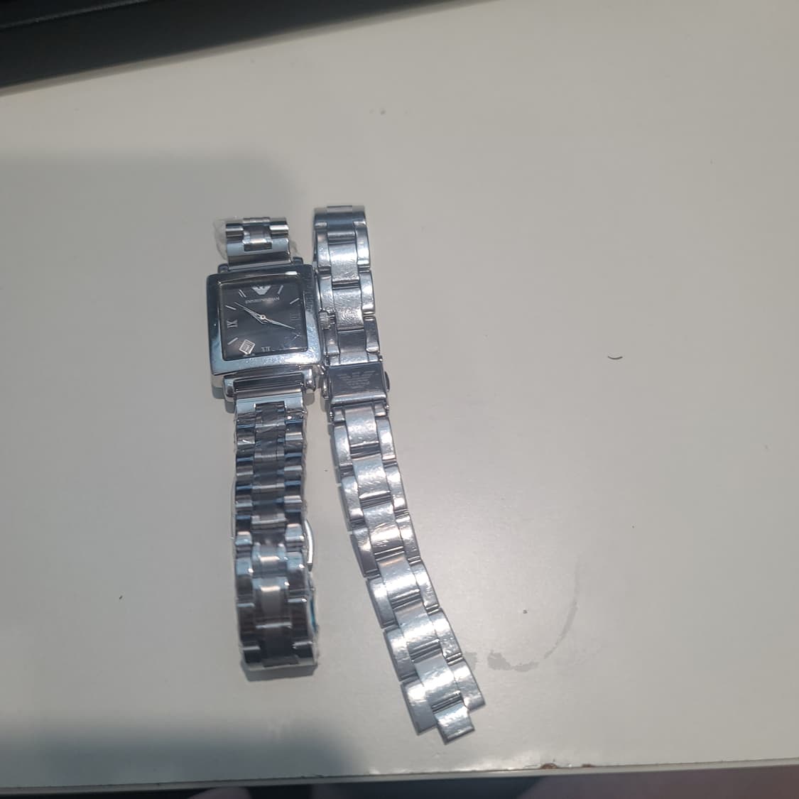 알마니 시계 작은싸이즈 고장제품팝니다.
악세사리로쓰실분 싸게가져가세요
남 상품이미지1