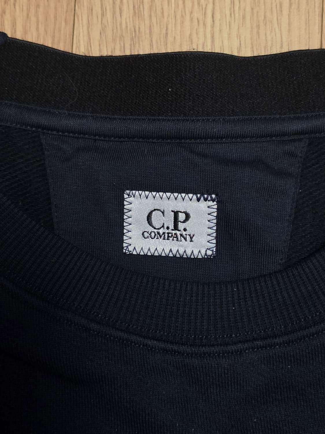 CP컴퍼니 블랙 렌즈 와펜 맨투맨 티셔츠 상품이미지2