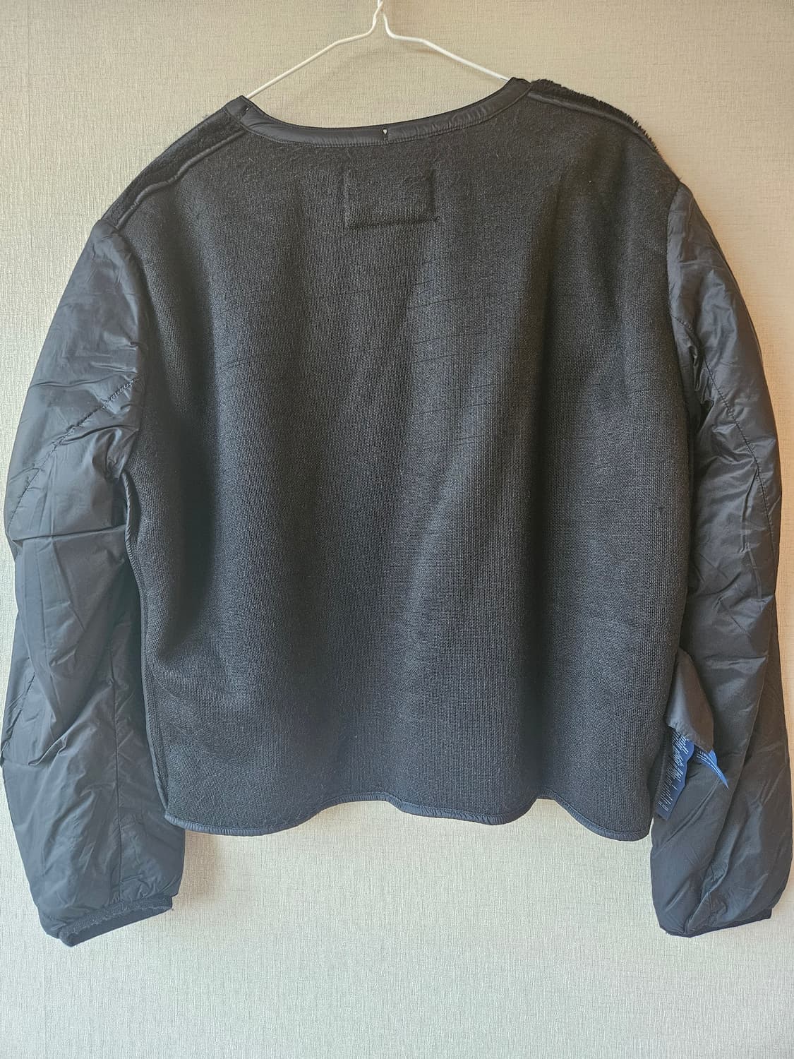 엠포리오 아르마니 블랙 가죽 배색 자켓입니다
- 사이즈는 M 입니다
-  상품이미지9