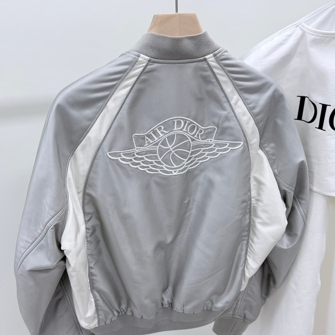 [S급/50] 디올 x 에어 조던 한정 봄버 바시티 자켓 그레이 상품이미지2