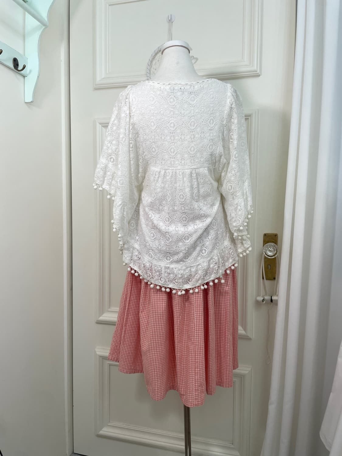 white lace cotton pompom blouse(size-M) 상품이미지4