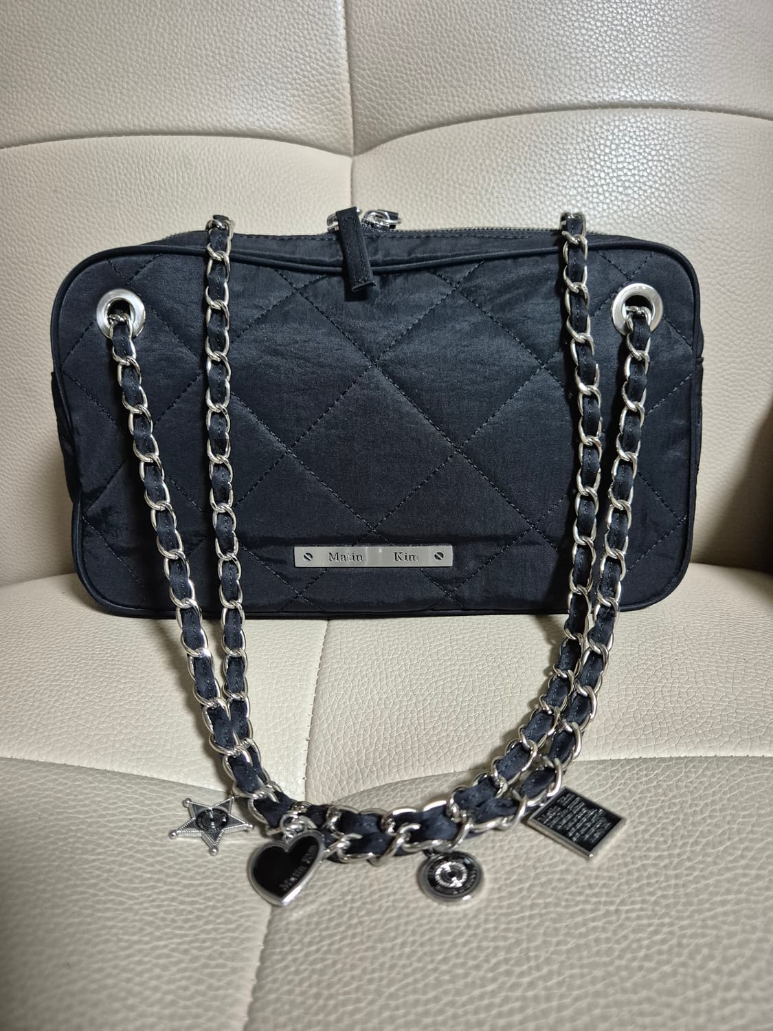 마뗑킴 펜던트 패브릭 퀼팅 미들백 2023 상품이미지1