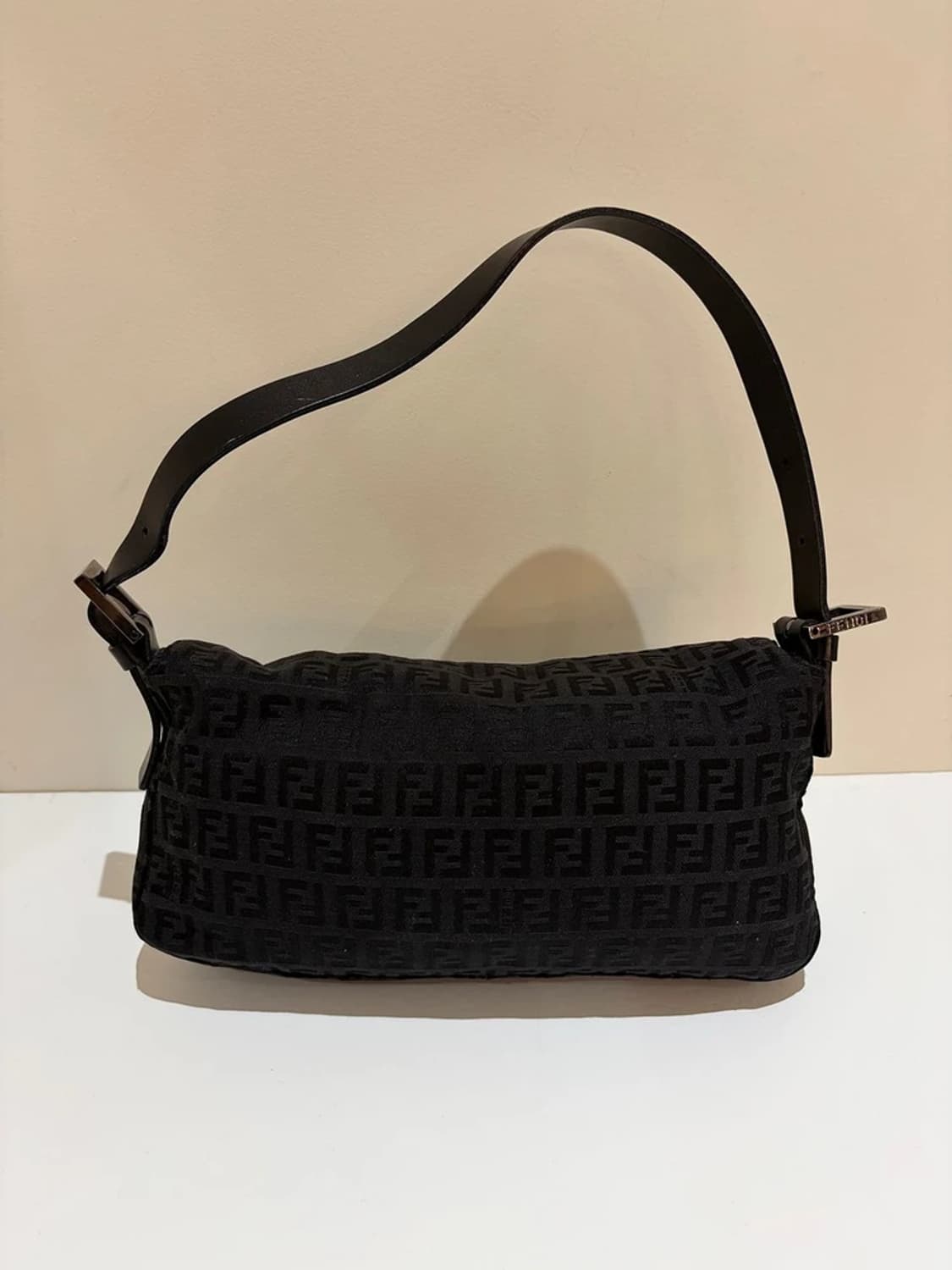 펜디 FENDI 아이코닉 주카 캔버스 바게트 백 Q1568 상품이미지5