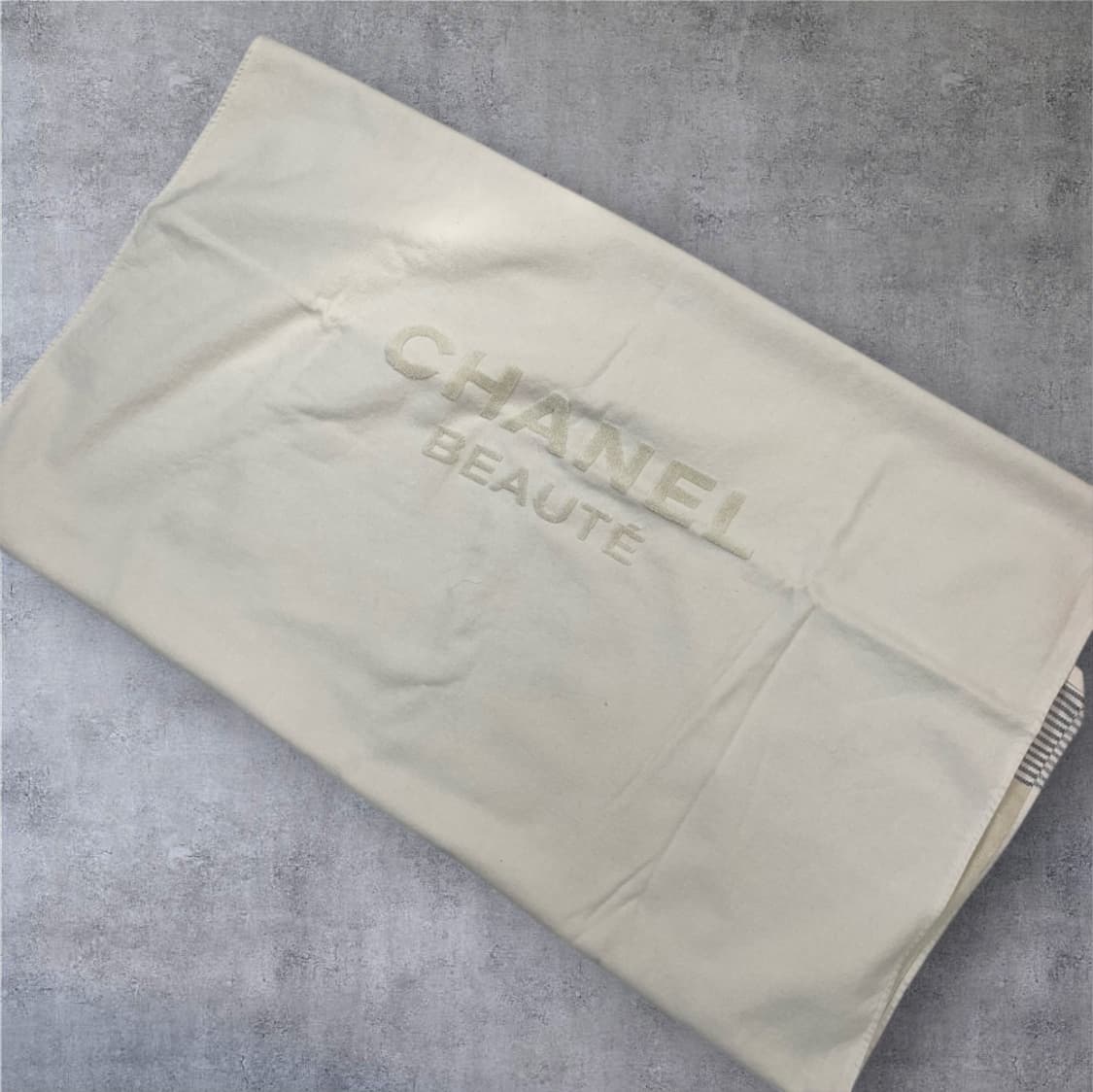 샤넬 CHANEL BEAUTE 아이보리 엠보 로고 비치타월 상품이미지1