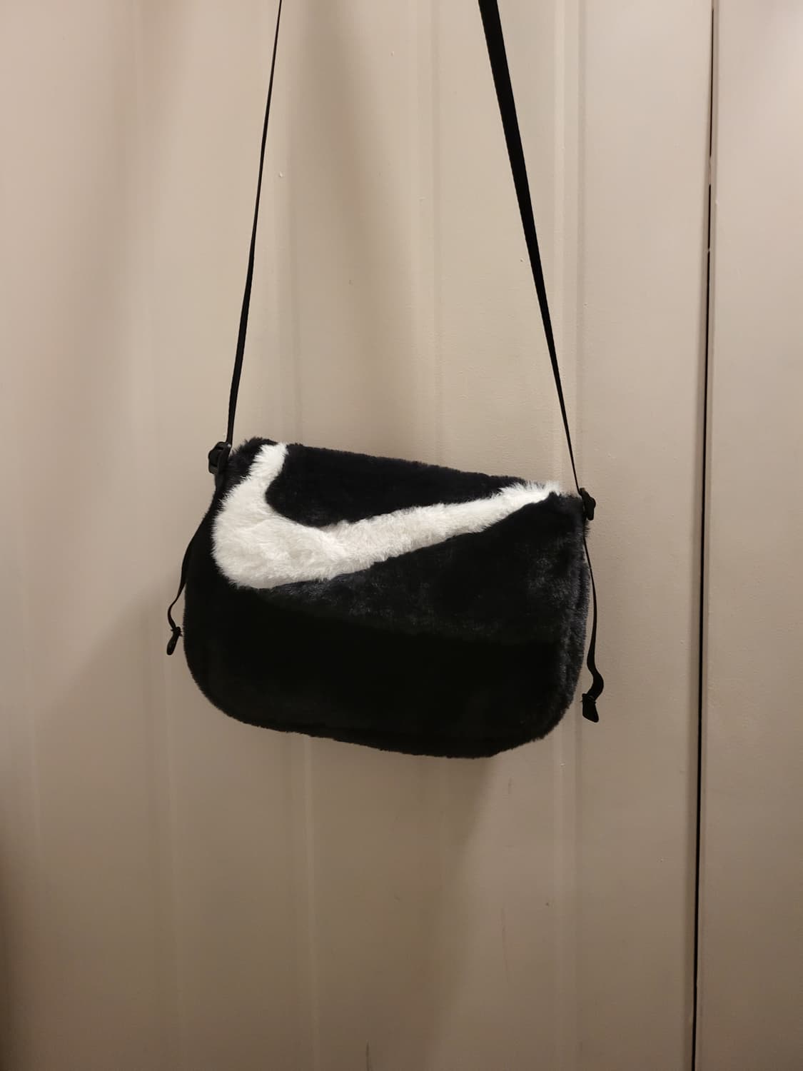 나이키 스우시 퍼 미니 크로스백 상품이미지1