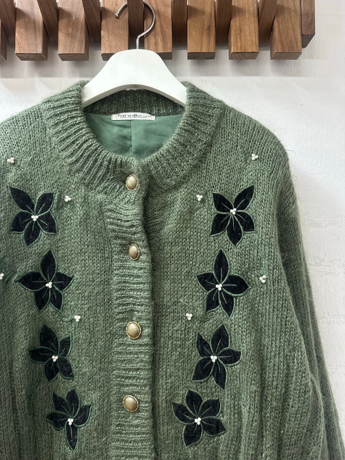 일본빈티지 울 모헤어 플라워 자수 골드 버튼 디테일 스웨터 상품이미지2