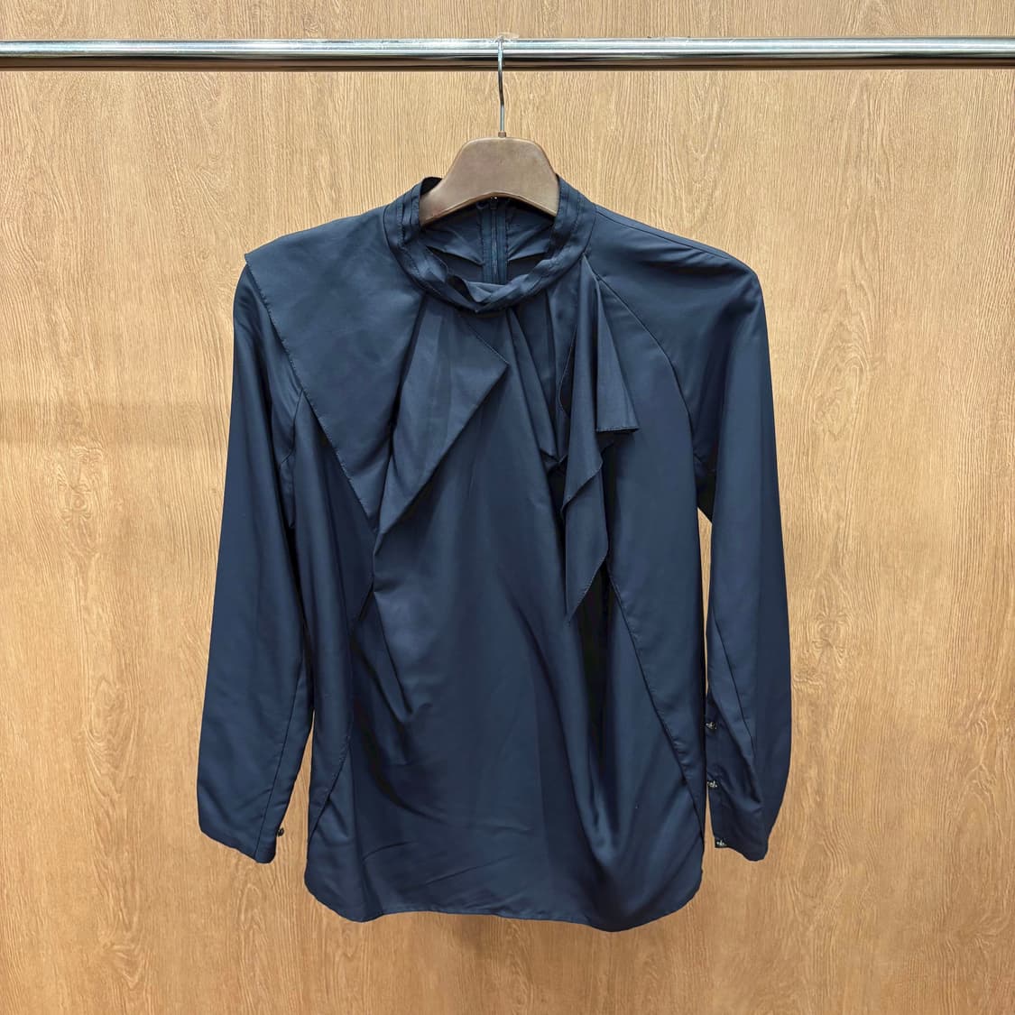 타임 타이넥 긴팔 새틴 블라우스 리본 커프스 디테일 레귤러핏 딥네이비 상품이미지2