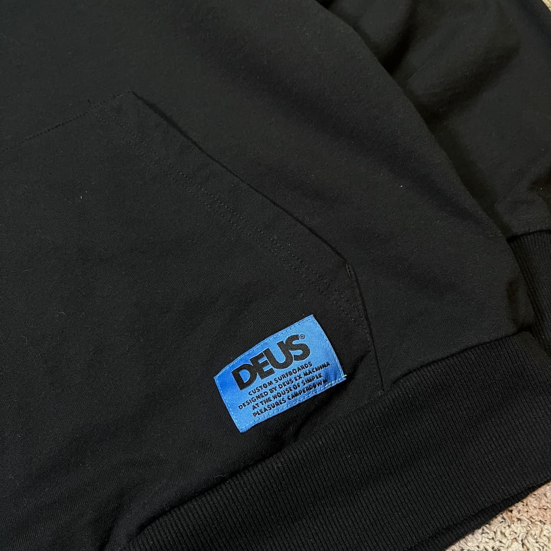 데우스 엑스 마키나 포켓 로고 후드티 상품이미지2