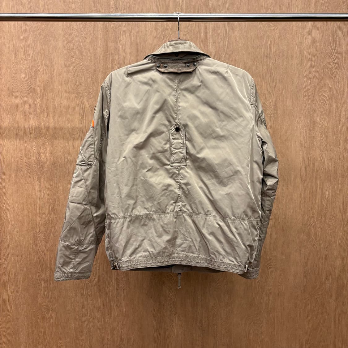 파라점퍼스 라이트 웨이트 나일론 자켓 옐로우 버클 스트랩 디테일 베이지 상품이미지3