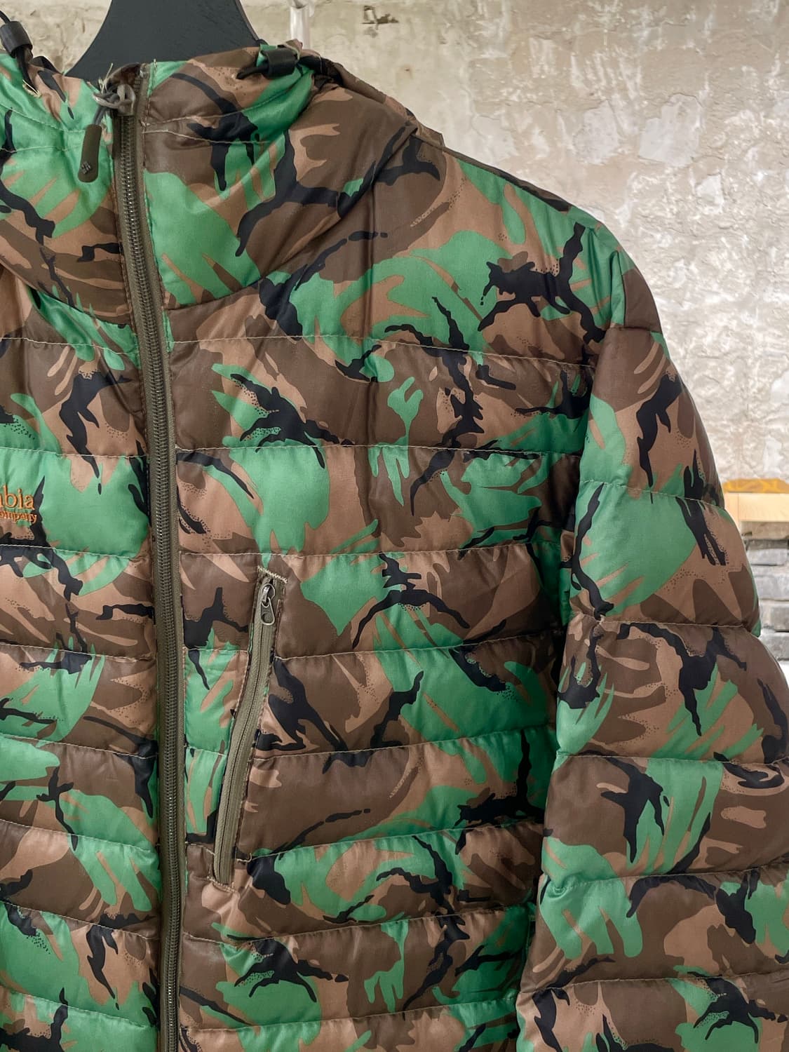 컬럼비아 카모플라쥬 구스 다운 투 웨이 후디 경량 패딩 상품이미지3