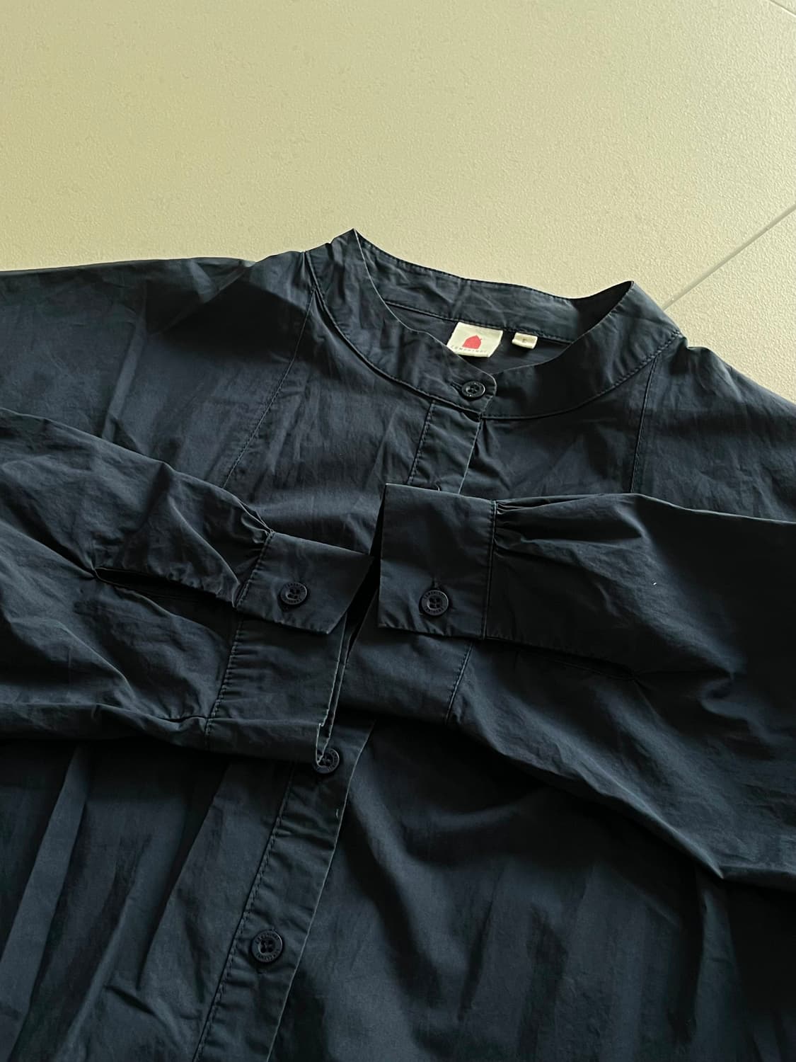 꼬모니노즈 셔츠 네이비 상품이미지4