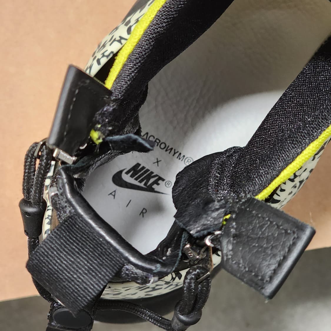 나이키 × 아크로님 에어 프레스토 미드 다이나믹 옐로우 상품이미지3