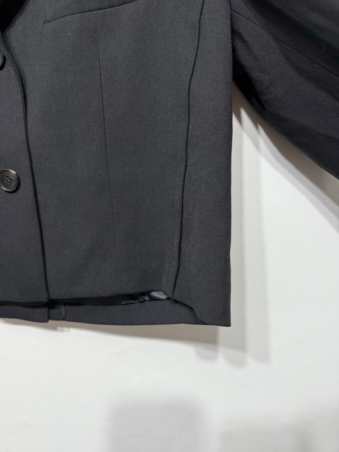 구호플러스 24년 백 디테일 테일러드 숏자켓 1사이즈 상품이미지5