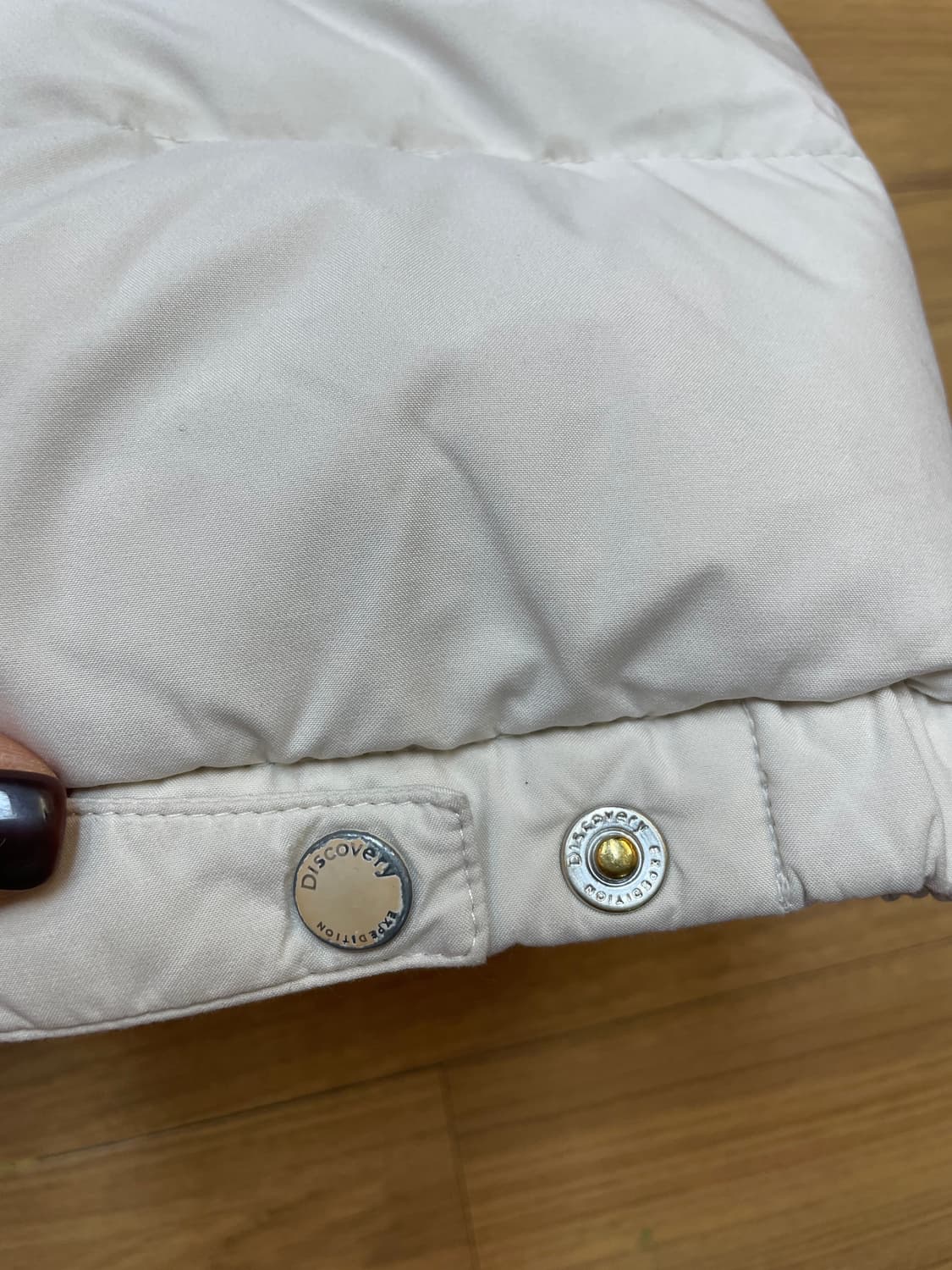 디스커버리 남성 숏패딩 아이보리 색상입니다. 사이즈는 100이고, 하자  상품이미지9