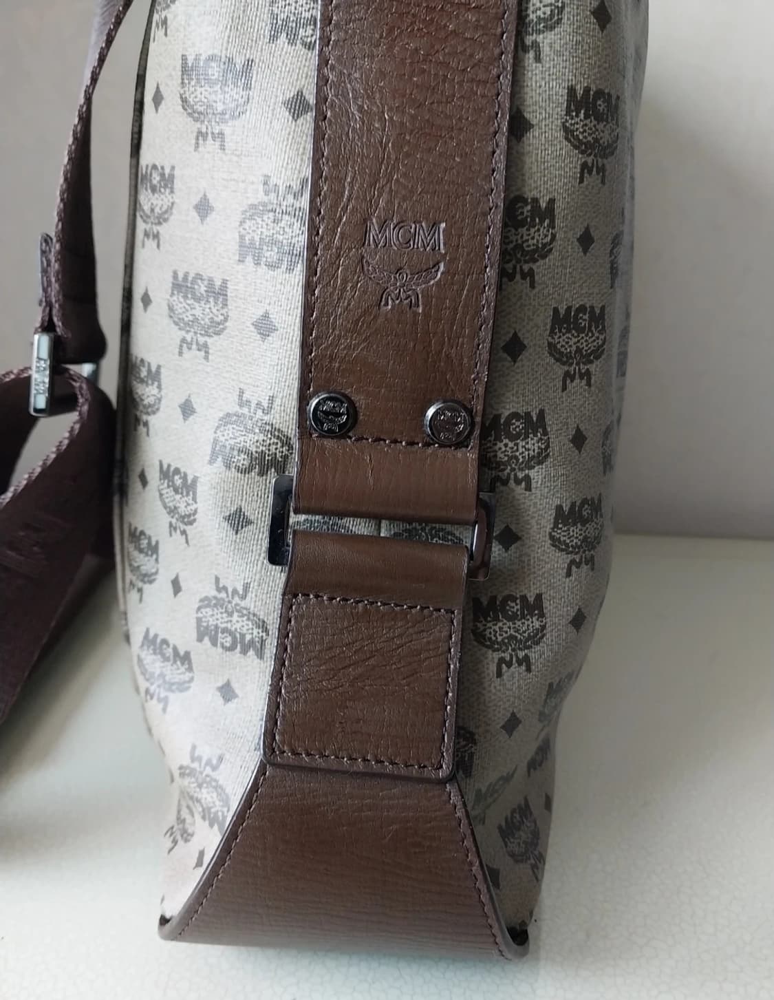 엠씨엠 비세토스 크로스백 상품이미지3