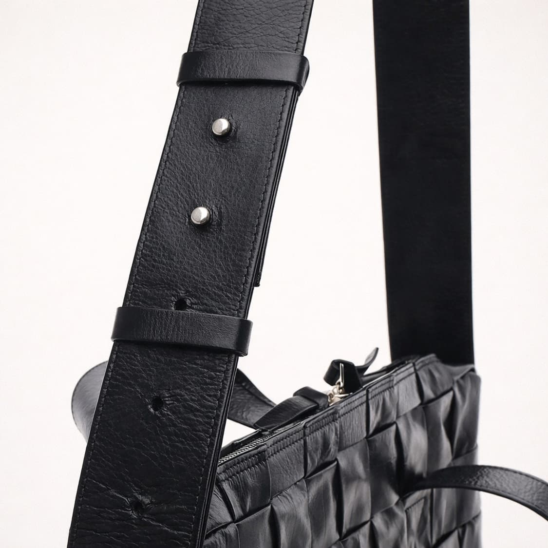 [S급] 보테가 베네타 페이퍼카프스킨 카세트 케이스백 판매합니다!!! 상품이미지3