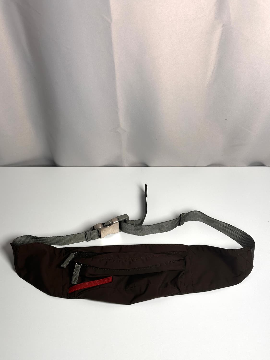 프라다 스포츠 나일론 벨트백 – 테크니컬 미니멀리즘의 상징 상품이미지6