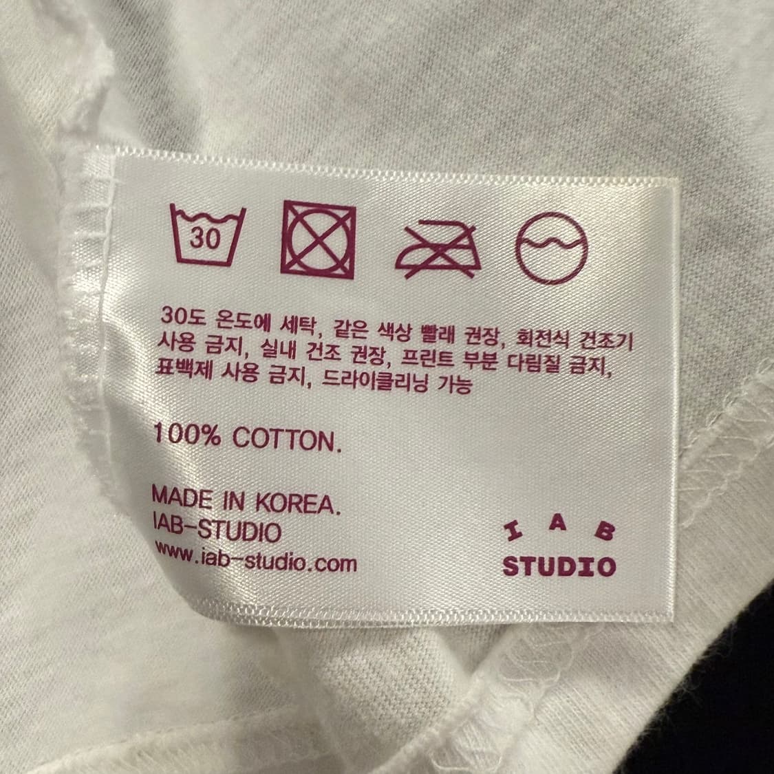 아이앱스튜디오 화이트 블루 백로고 반팔 티셔츠 상품이미지5